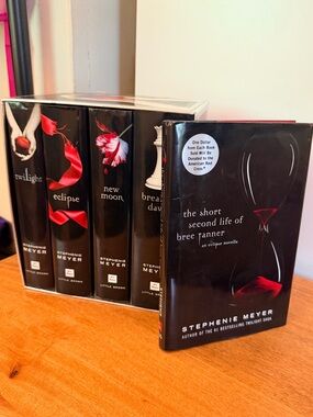 Stephenie Meyer Twilight Saga Hardcover Box Set + Bree Tanner + Quote Cards